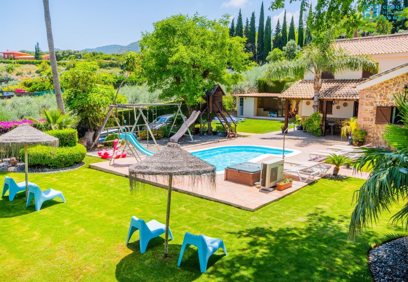 Piscina climatizada de esta villa en Alhaurín de la Torre