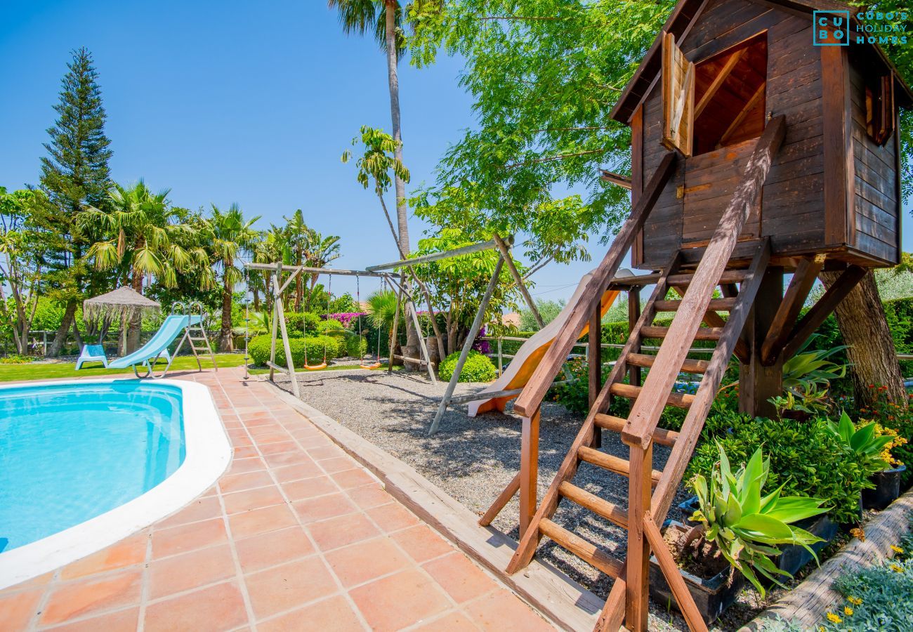 Piscina climatizada de esta villa en Alhaurín de la Torre