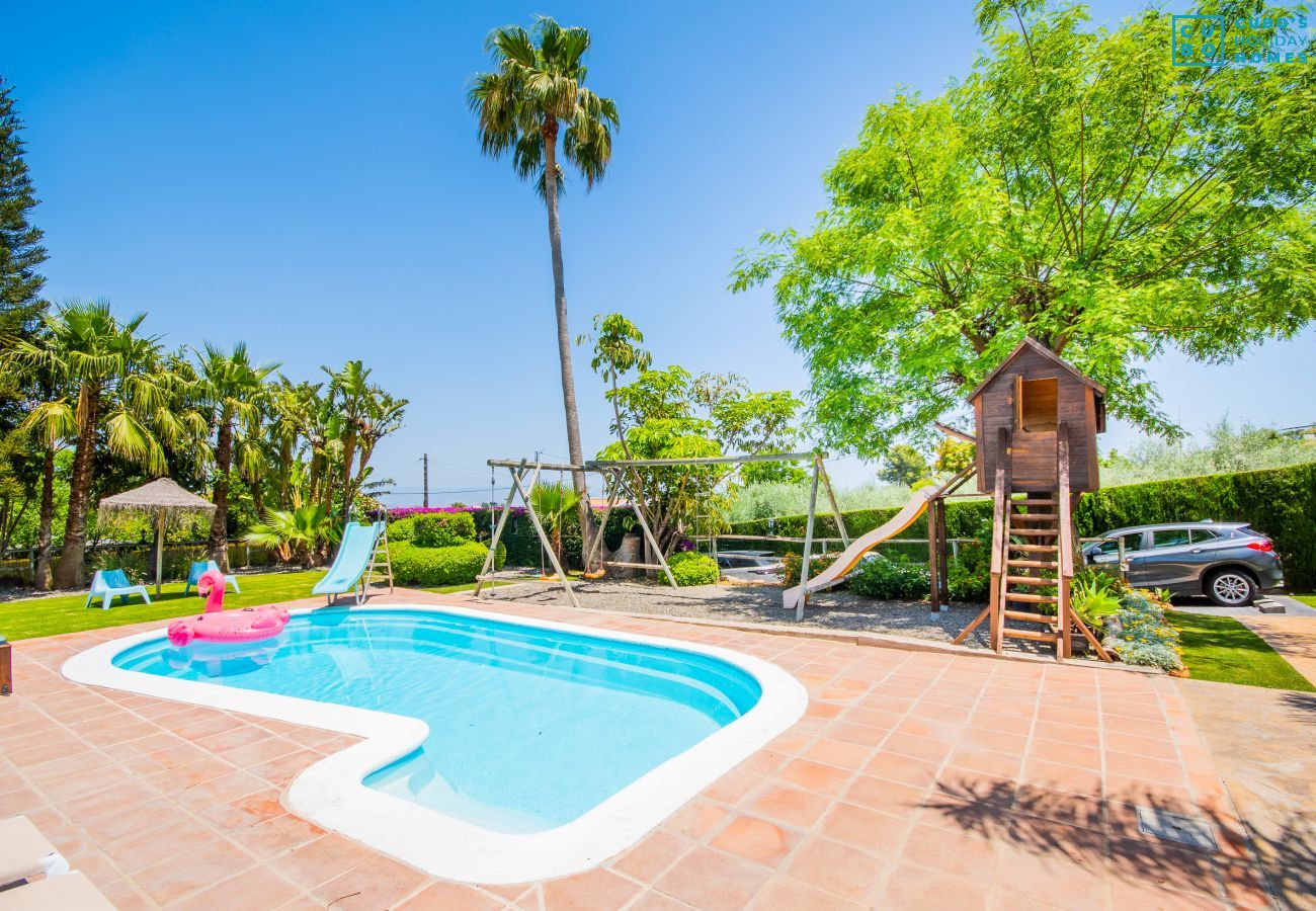 Piscina climatizada de esta villa en Alhaurín de la Torre 