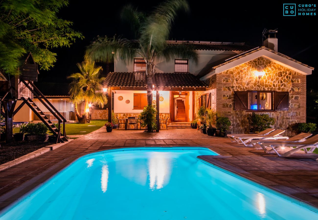 Piscina climatizada de esta villa en Alhaurín de la Torre