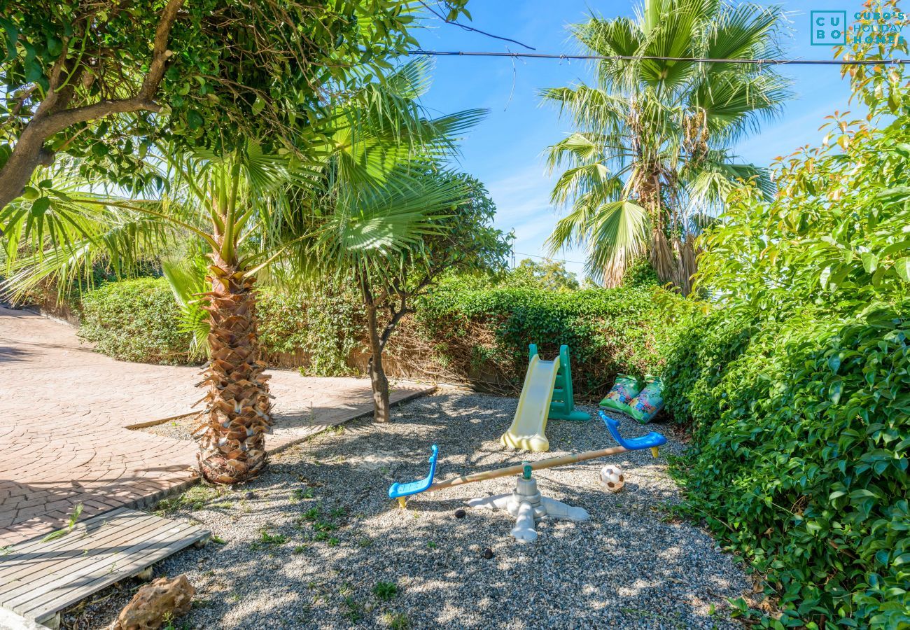 Jardín de esta casa de madera en Alhaurín de la Torre