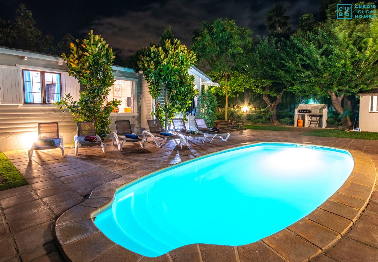 Piscina de esta casa de madera en Alhaurín de la Torre