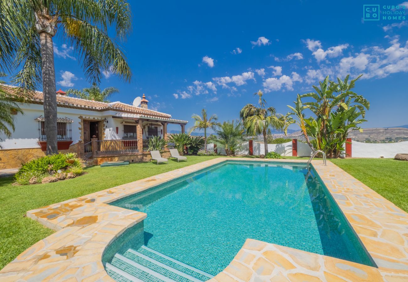 Piscina familiar del alojamiento en Alhaurín el Grande