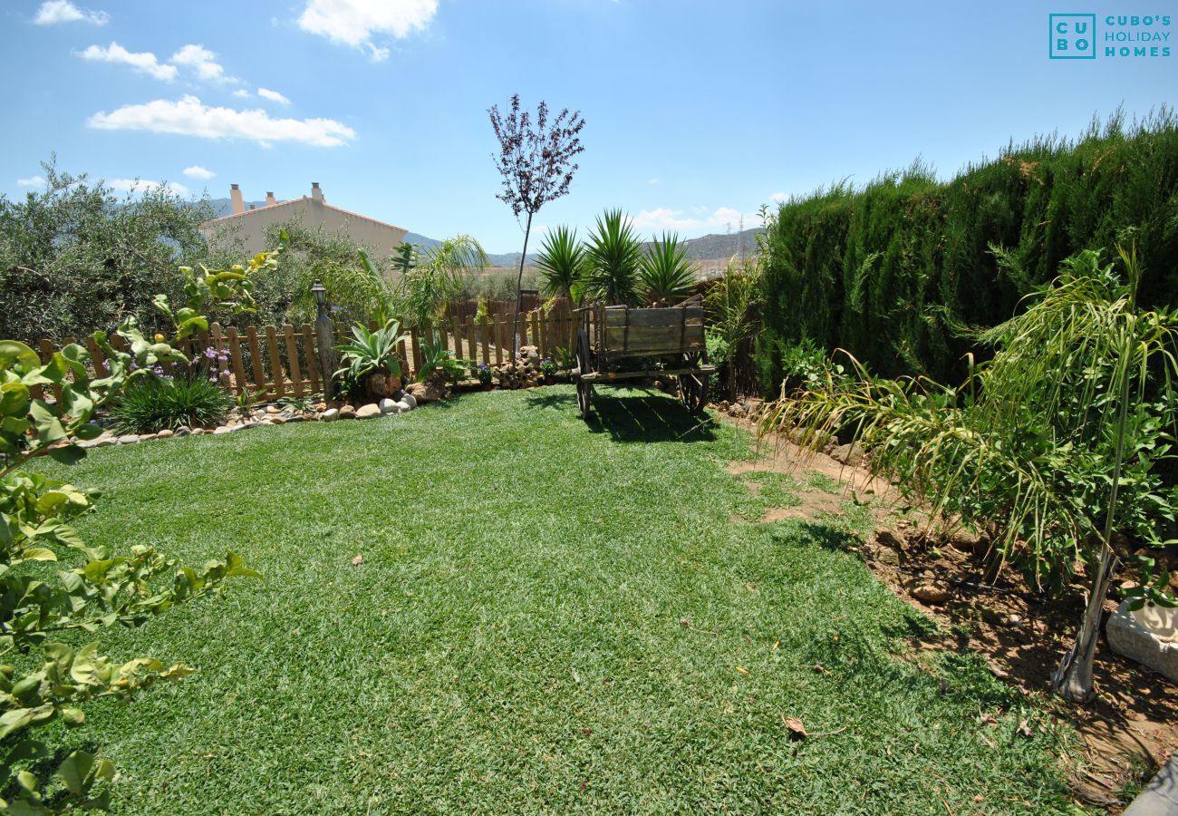 Jardín de esta casa con chimenea en Alhaurín el Grande