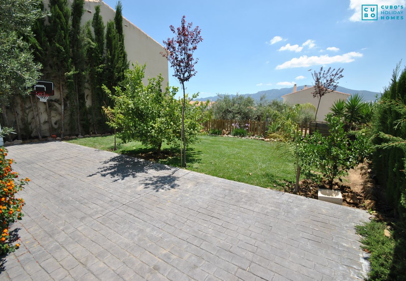 Jardín de esta casa con chimenea en Alhaurín el Grande