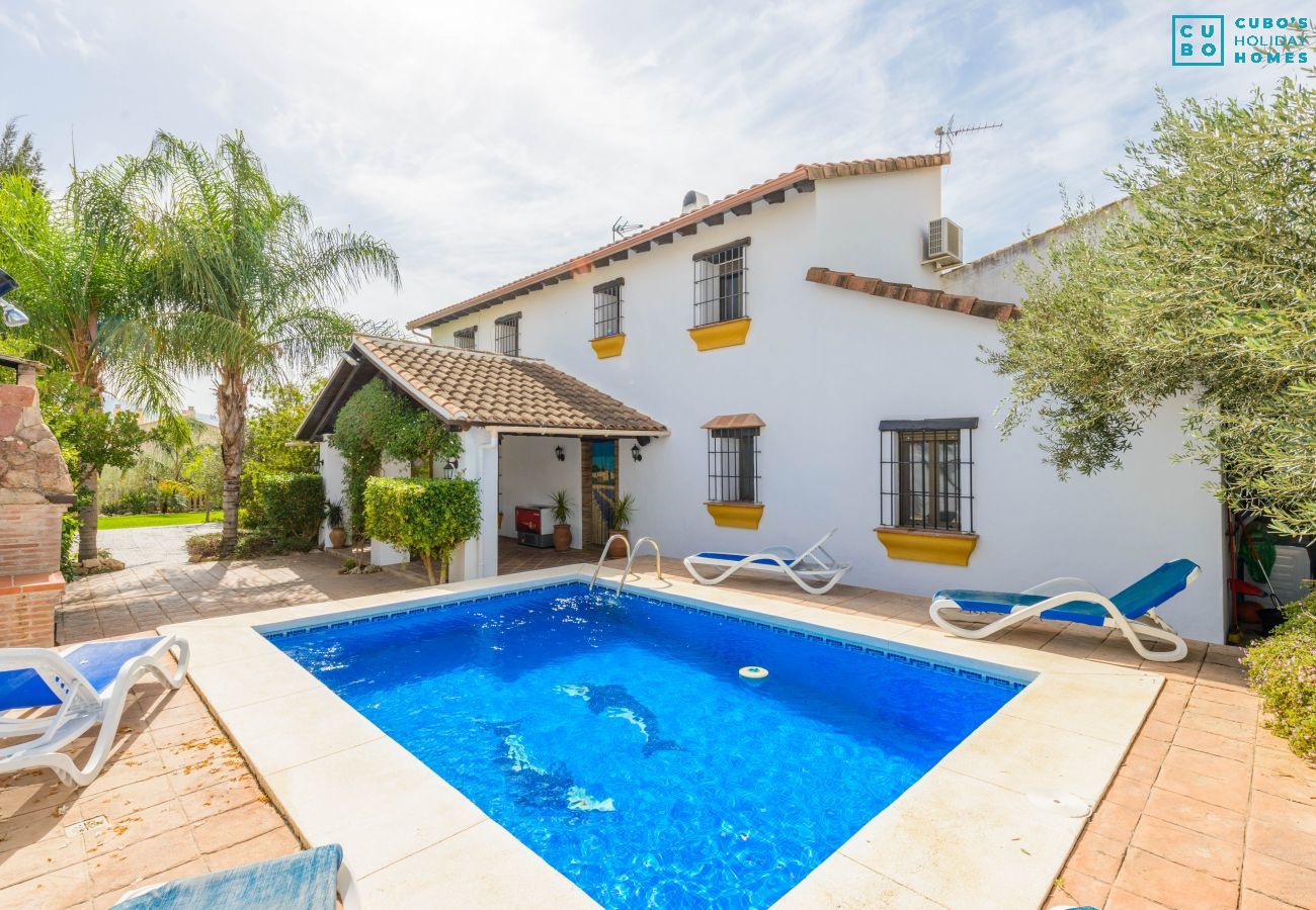 Piscina de esta casa con chimenea en Alhaurín el grande