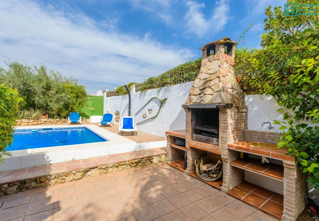 Barbacoa de esta casa con chimenea en Alhaurín el grande