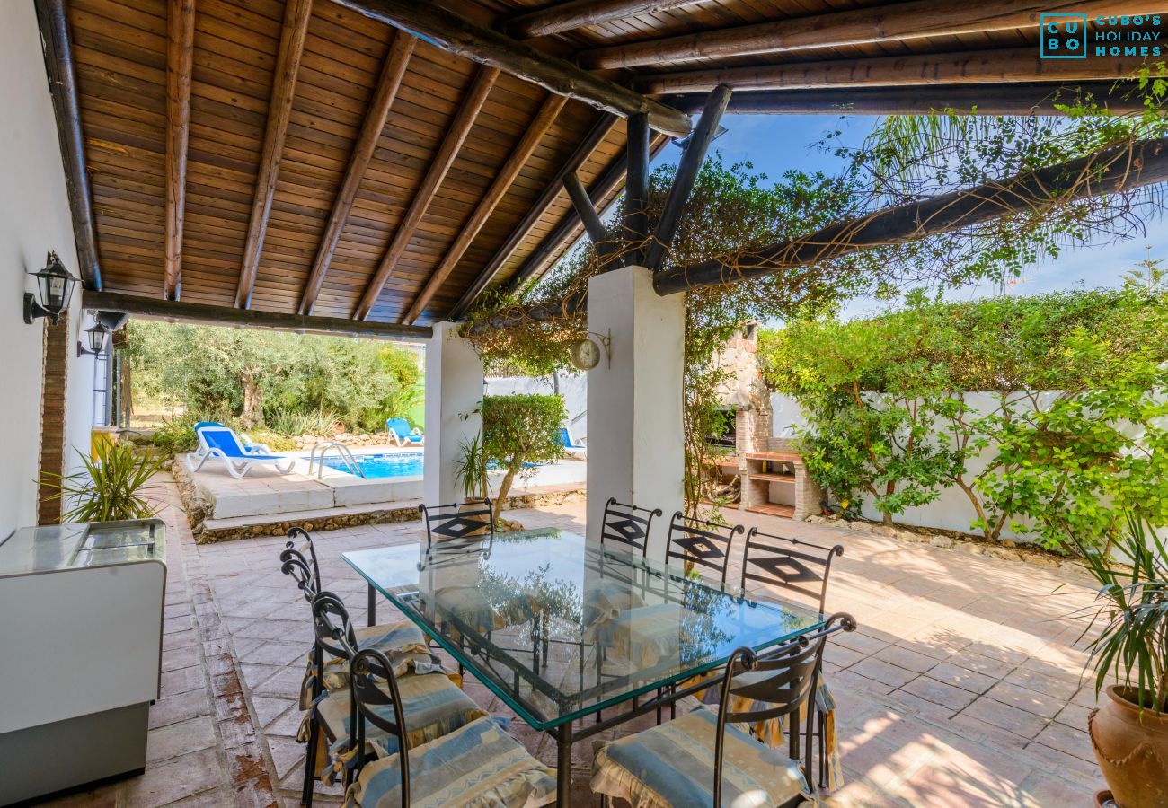 Terraza de esta casa con chimenea en Alhaurín el grande