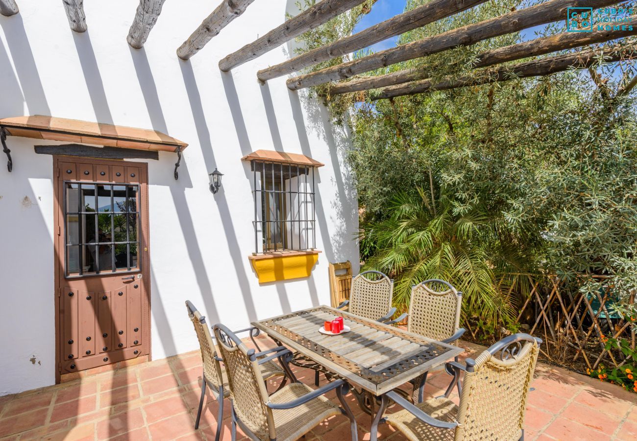 Terraza de esta casa con chimenea en Alhaurín el grande