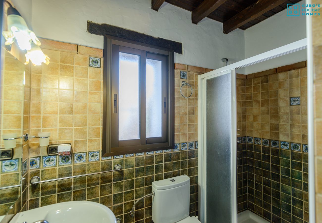 Baño de esta casa con chimenea en Alhaurín el Grande