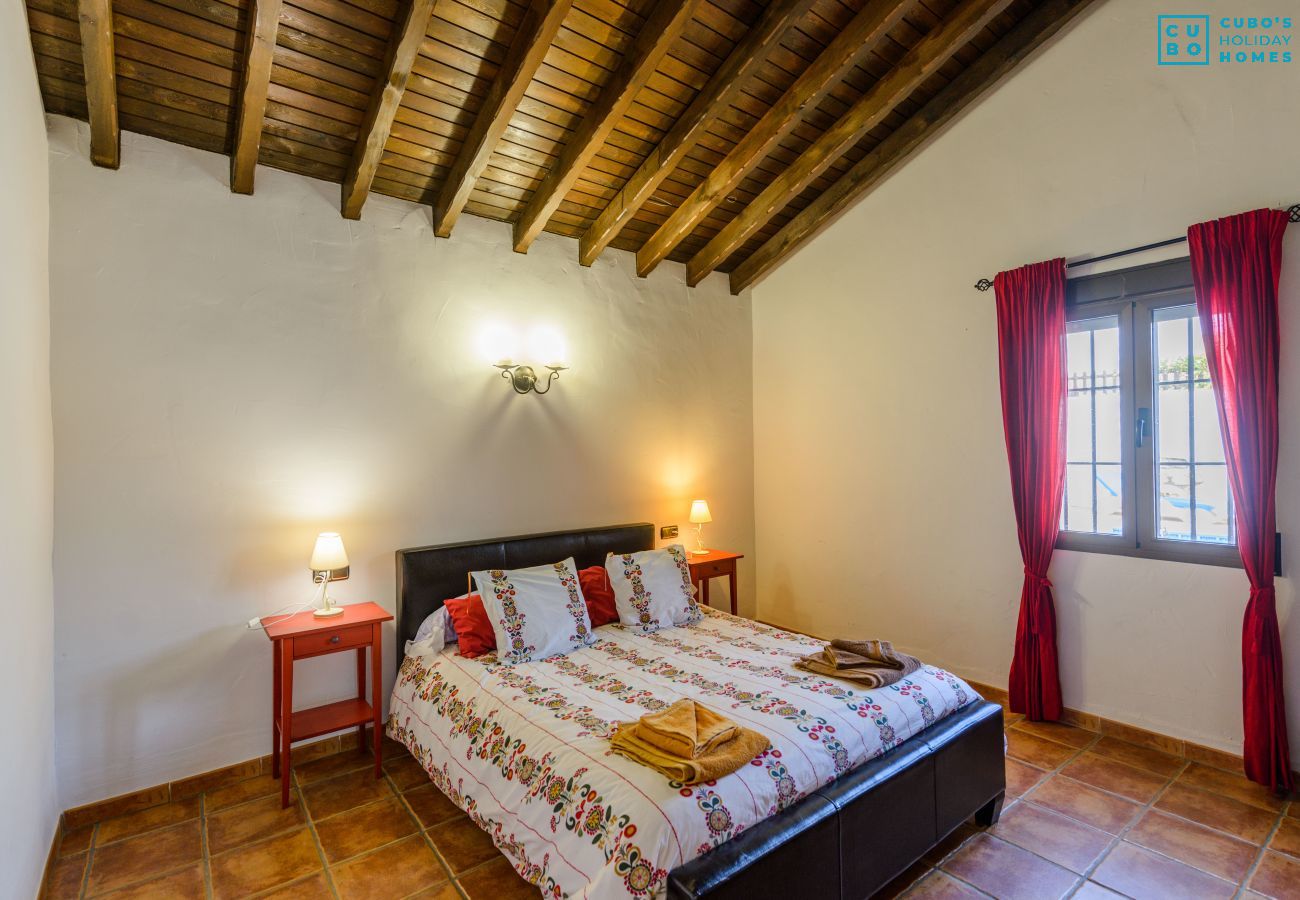 Dormitorio de esta casa con chimenea en Alhaurín el Grande