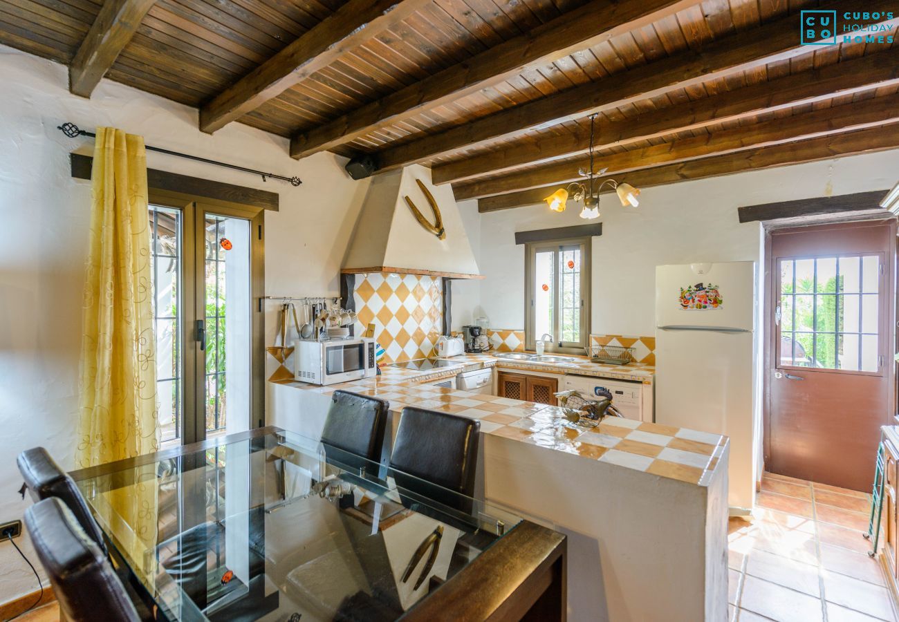 Salón comedor de esta casa con chimenea en Alhaurín el grande