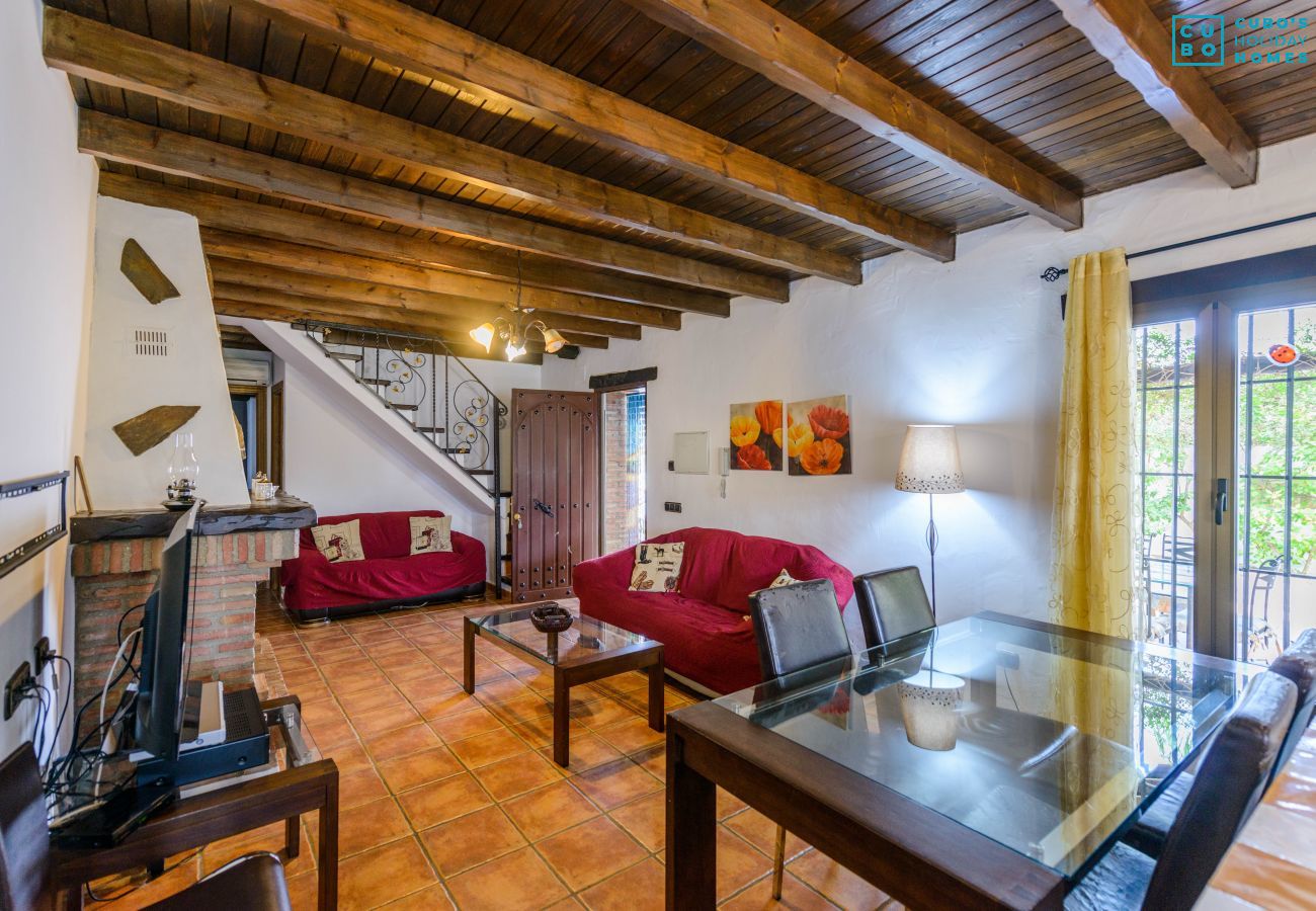 Salón comedor de esta casa con chimenea en Alhaurín el grande