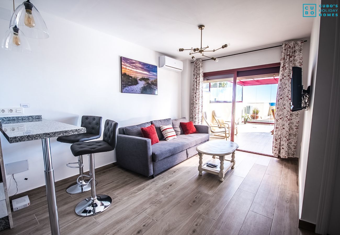 Salón comedor de este apartamento en Mijas Costa