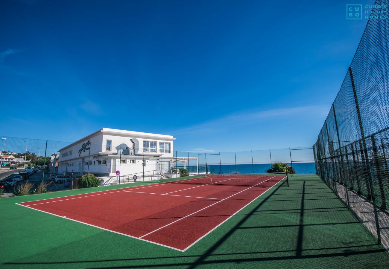 Pista de tenis de este apartamento en Mijas Costa