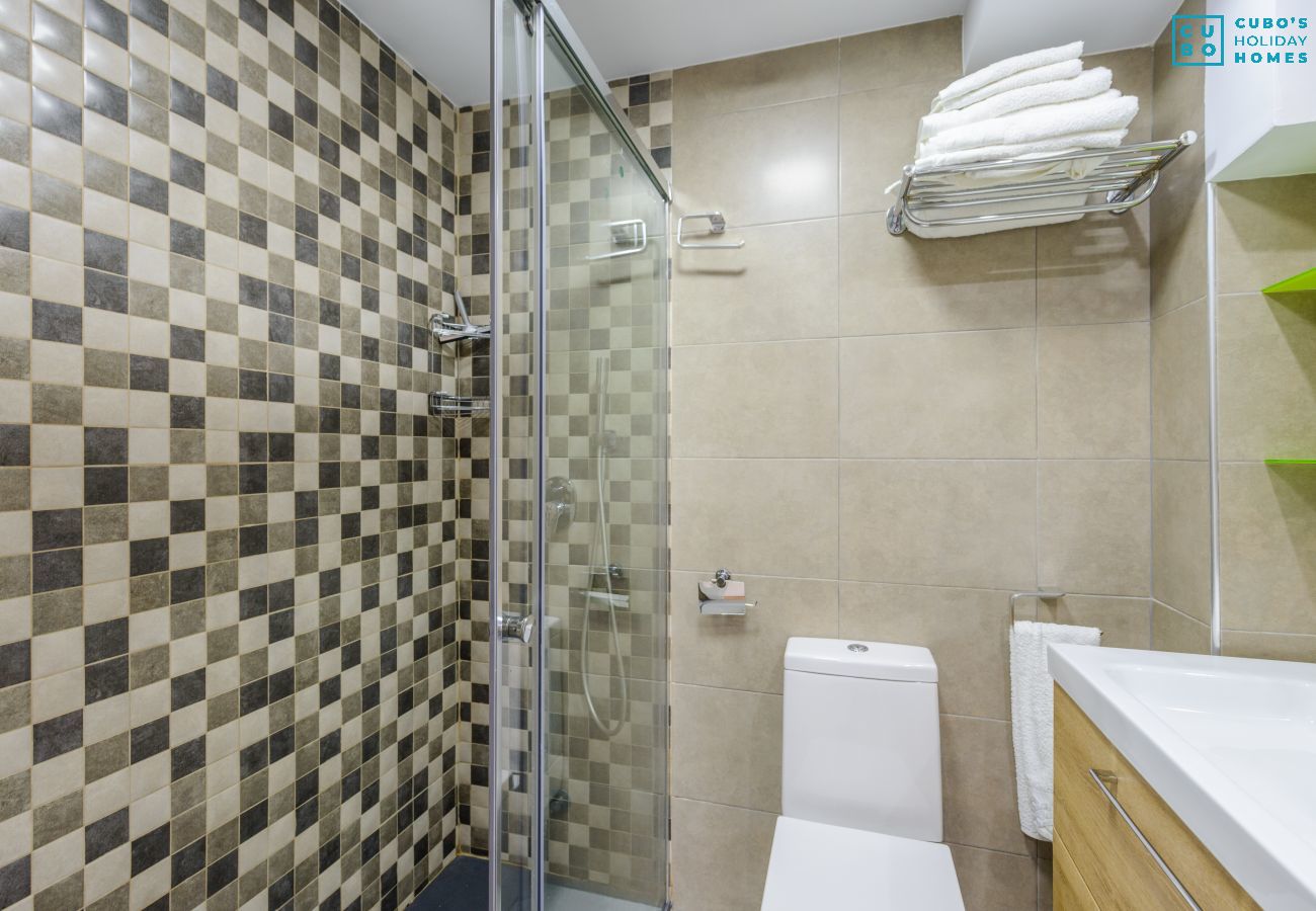 Baño de este apartamento en Benalmádena