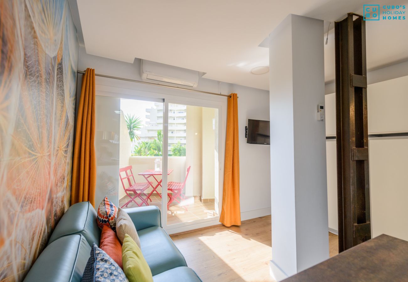 Salón comedor de este apartamento en Benalmádena