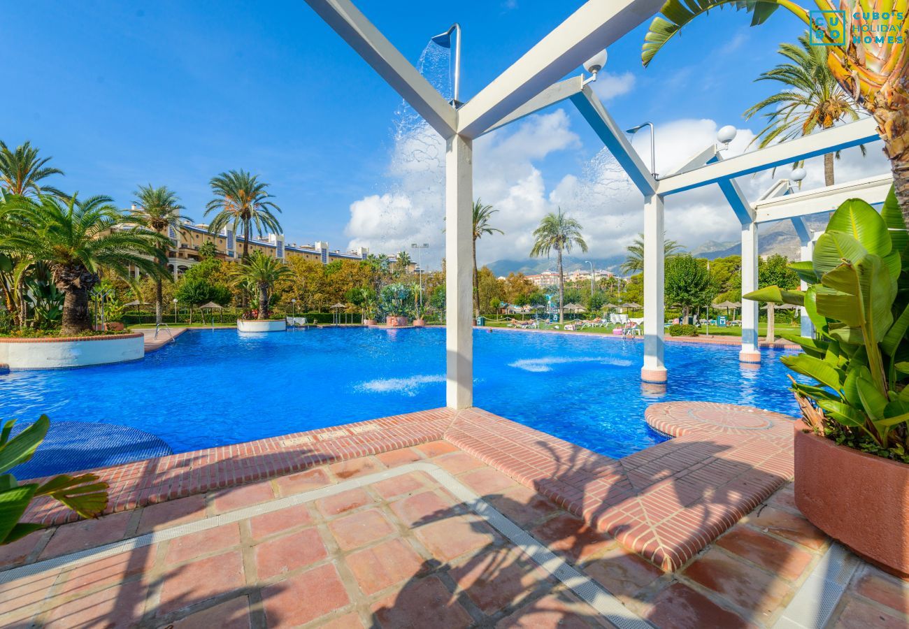 Piscina comunitaria de este apartamento en Benalmádena