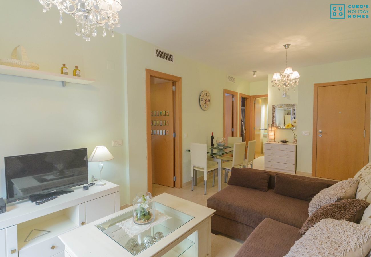 Salón comedor de este apartamento en Fuengirola