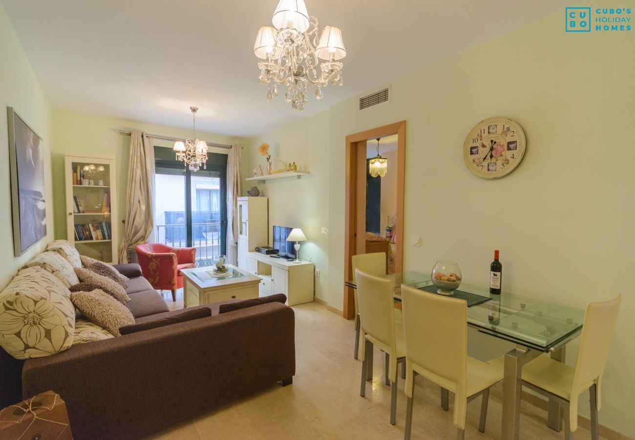 Salón comedor de este apartamento en Fuengirola