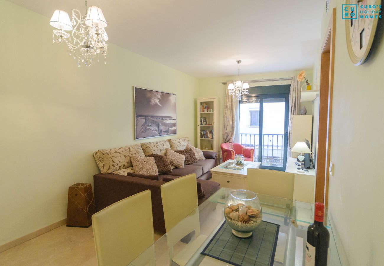 Salón comedor de este apartamento en Fuengirola