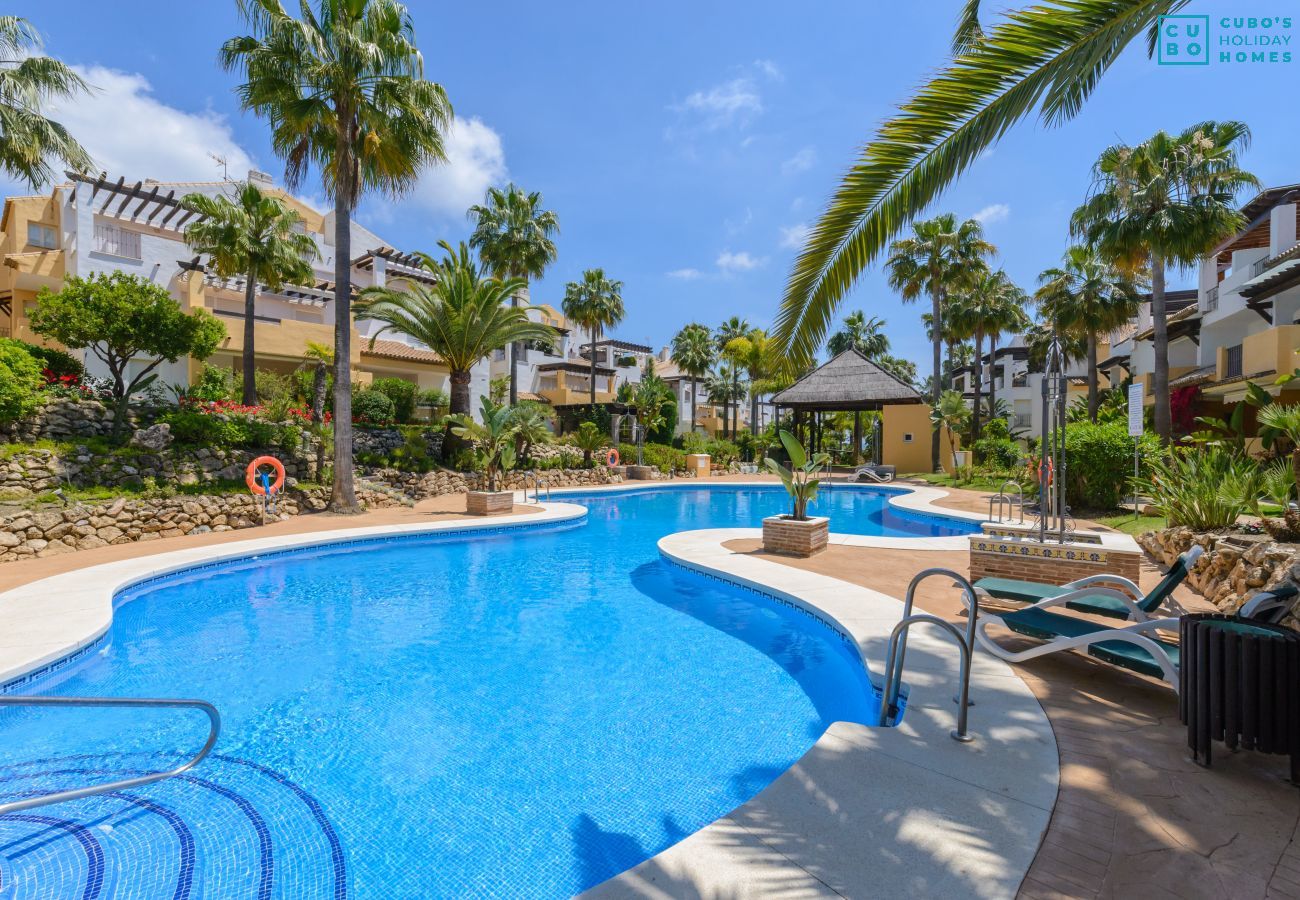 Piscina comunitaria de este apartamento en Marbella