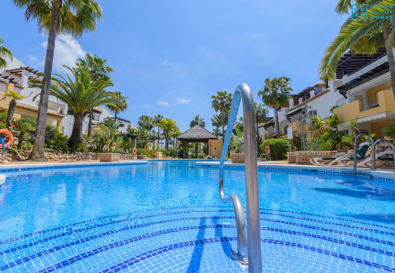 Disfruta de la piscina comunitaria de este apartamento en Marbella