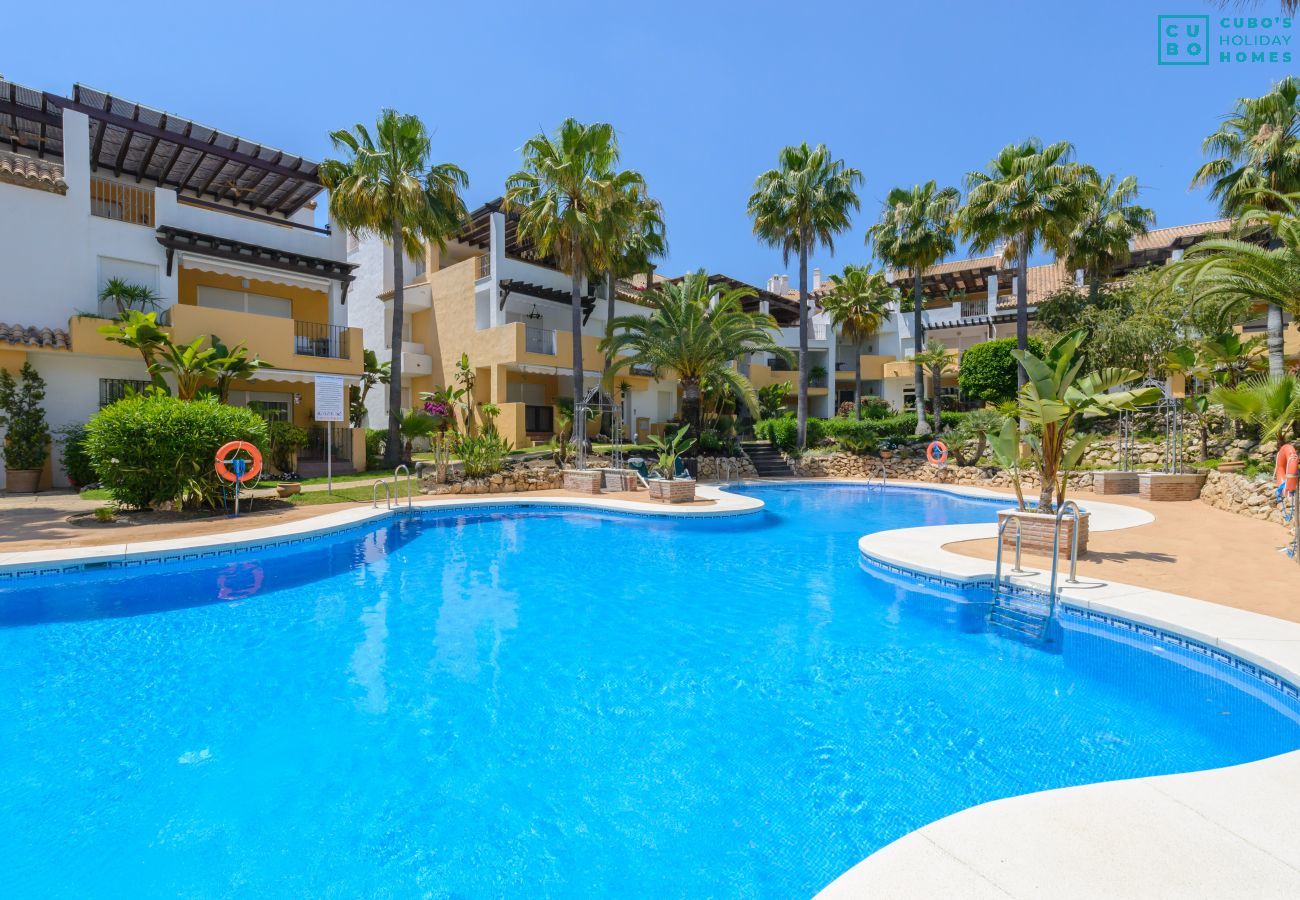 Piscina comunitaria de este apartamento en Marbella