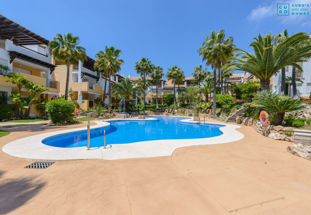 Piscina comunitaria de este apartamento en Marbella