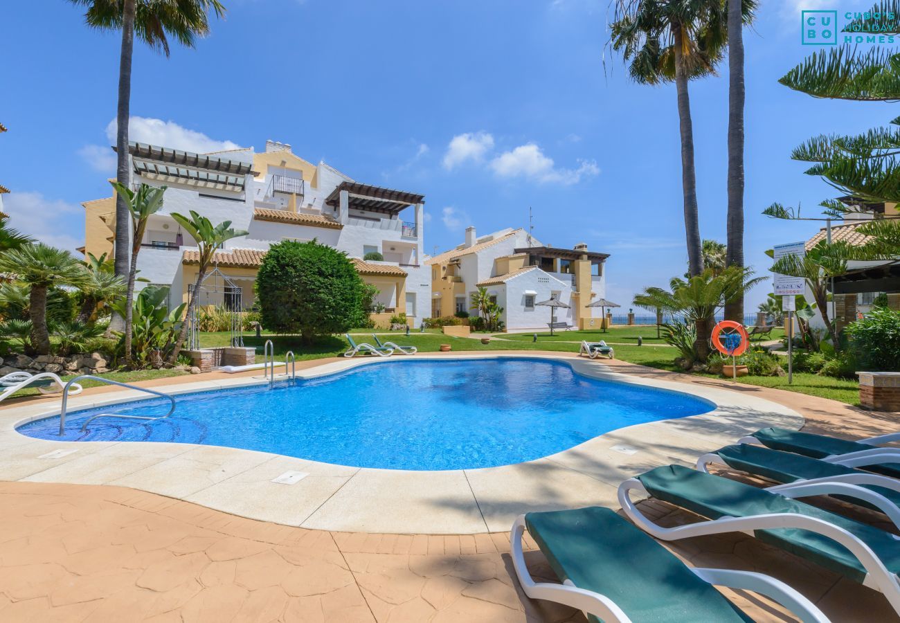 Piscina comunitaria de este apartamento en Marbella