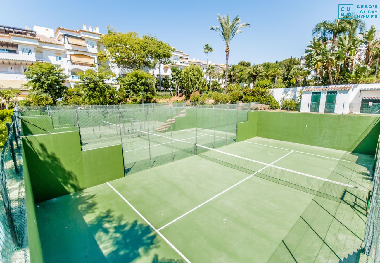 Pista de padel comunitaria de este apartamento en Nagueles (Marbella)