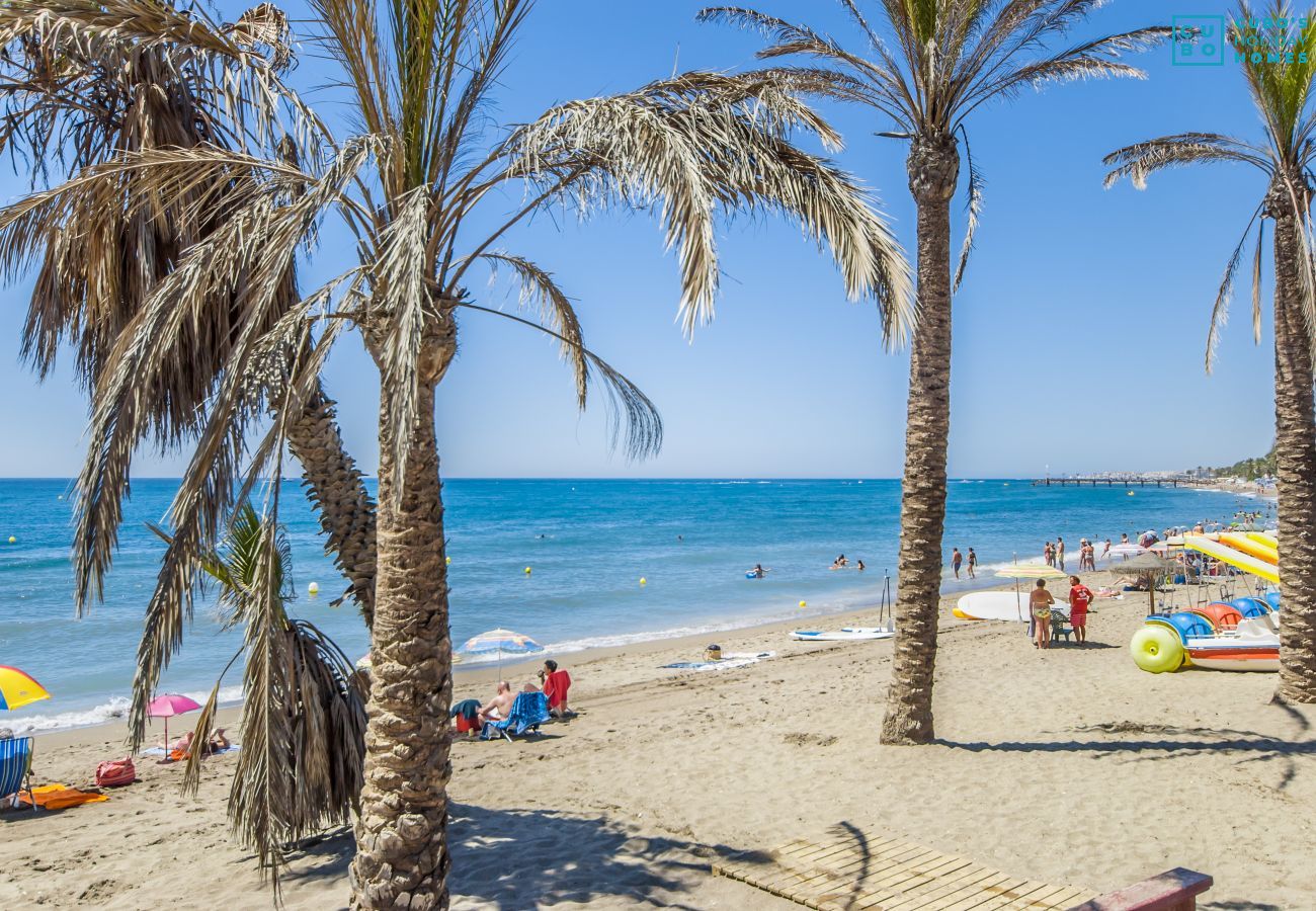 Playa cercana de este apartamento en Nagueles (Marbella)