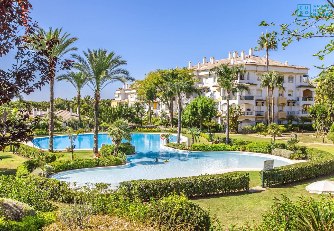 Piscina comunitaria de este apartamento en Nagueles (Marbella)