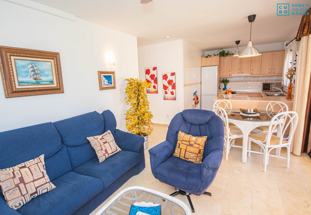 Salón comedor de este apartamento en Mijas Costa