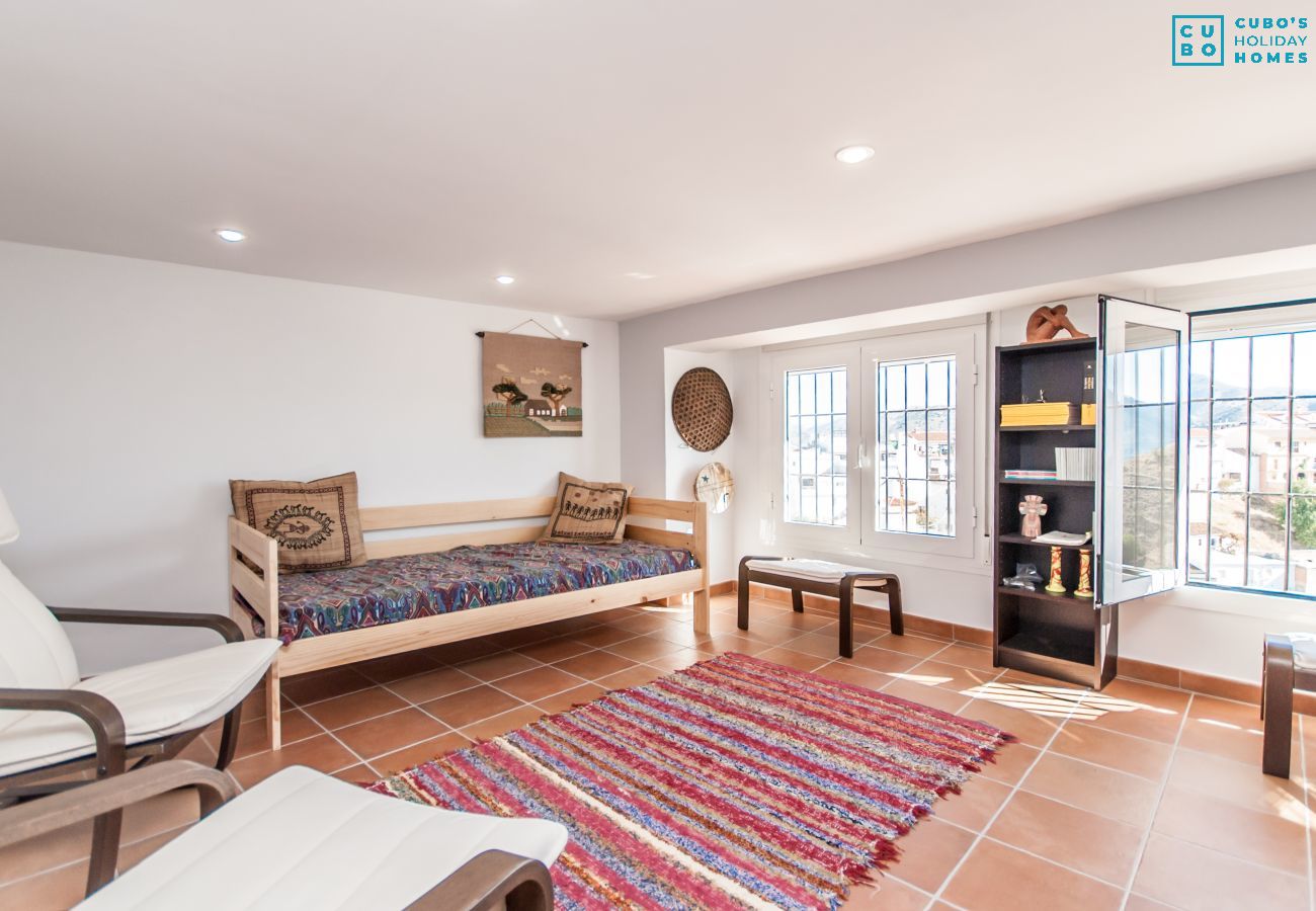 Salón de esta casa cerca del Caminito del Rey