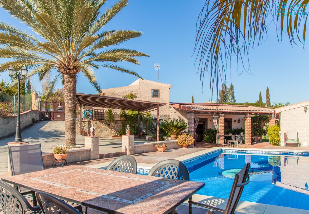 Piscina privada de esta finca en Alhaurín el Grande