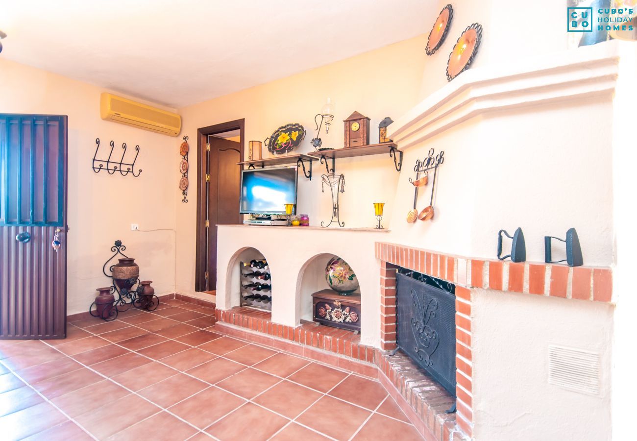 Salón comedor con chimenea de esta finca en Alhaurín el Grande