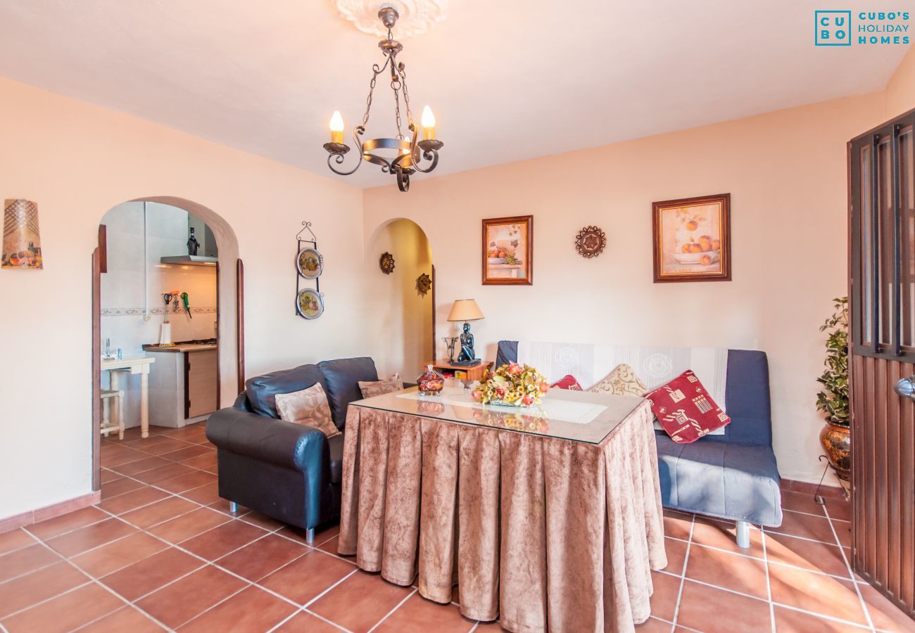 Salón comedor con chimenea de esta finca en Alhaurín el Grande