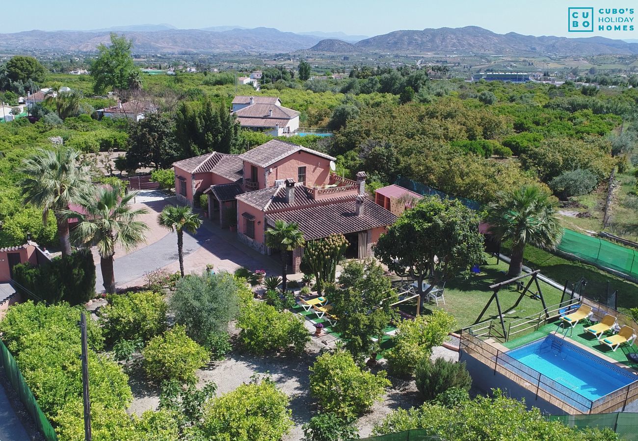 Vista aérea de la Villa Family de Cubo's, en el tranquilo entorno de Alhaurín el Grande