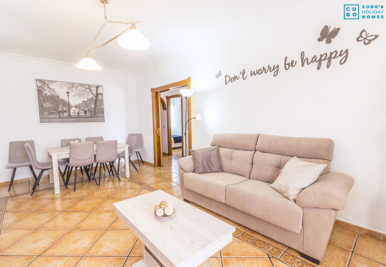 Salón comedor con chimenea de esta finca de lujo en Alhaurín el Grande