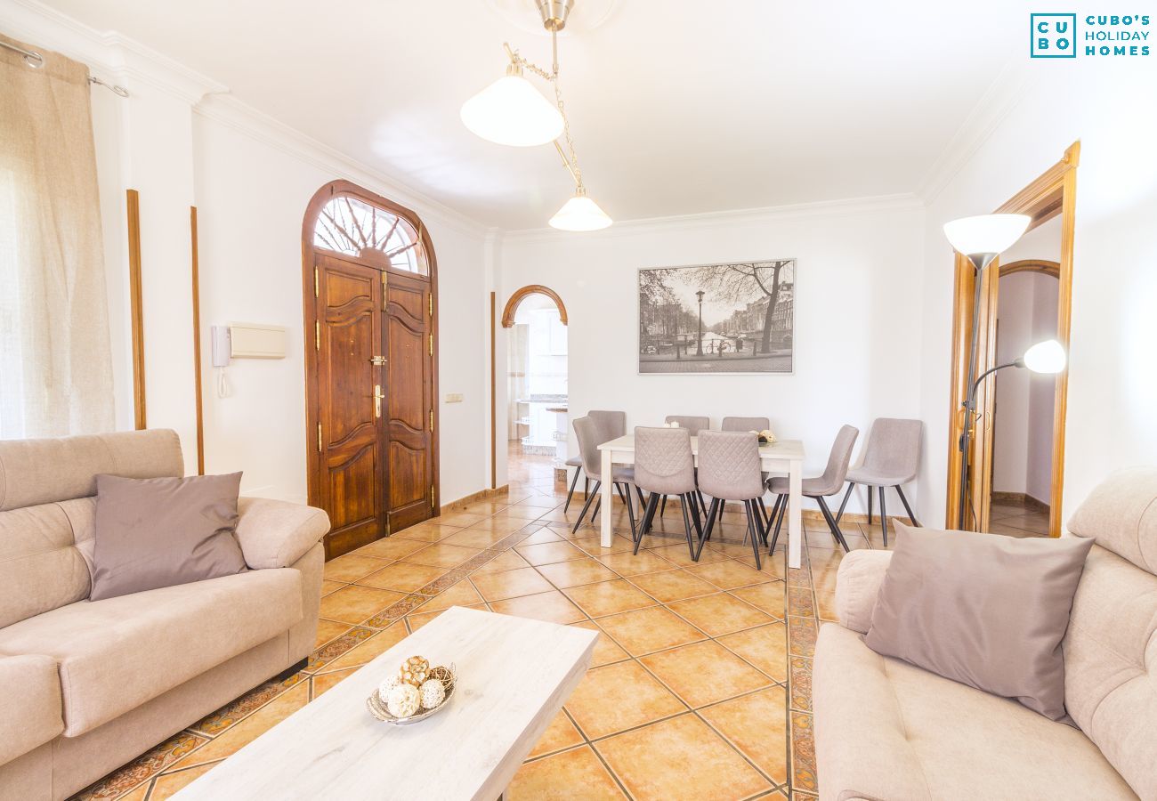 Salón comedor con chimenea de esta finca de lujo en Alhaurín el Grande