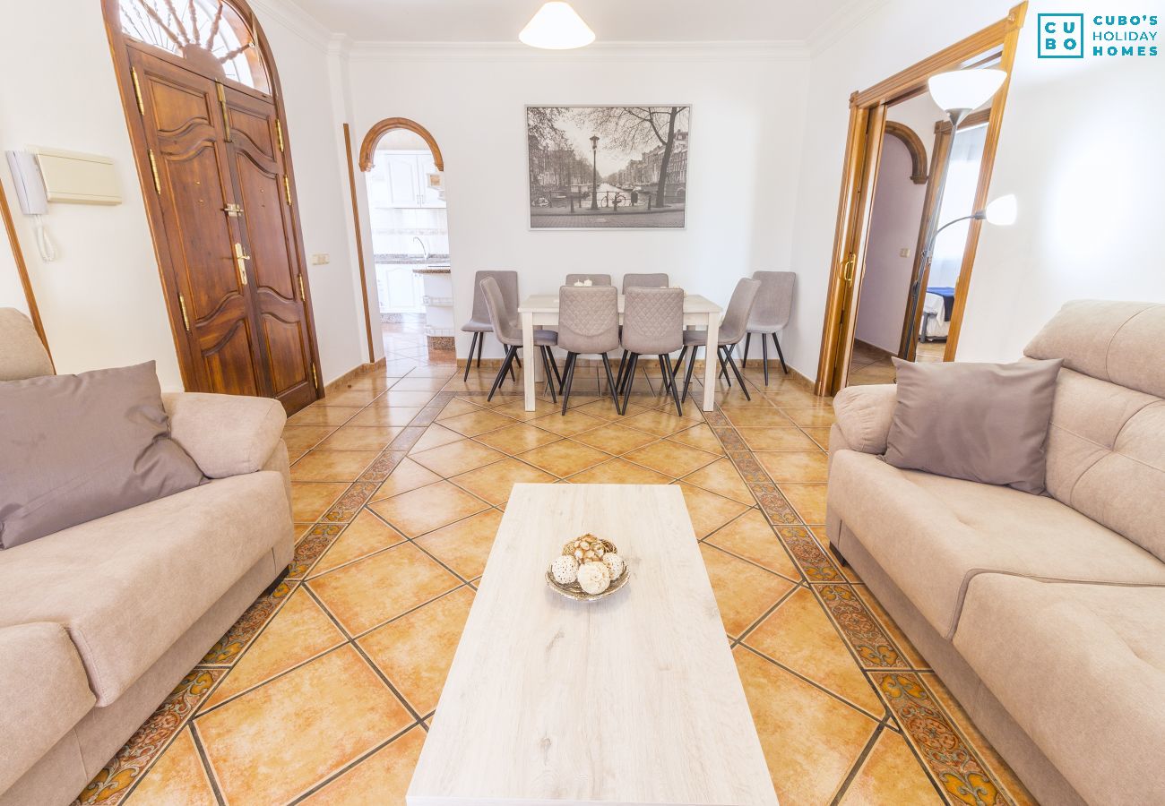 Salón comedor con chimenea de esta finca de lujo en Alhaurín el Grande