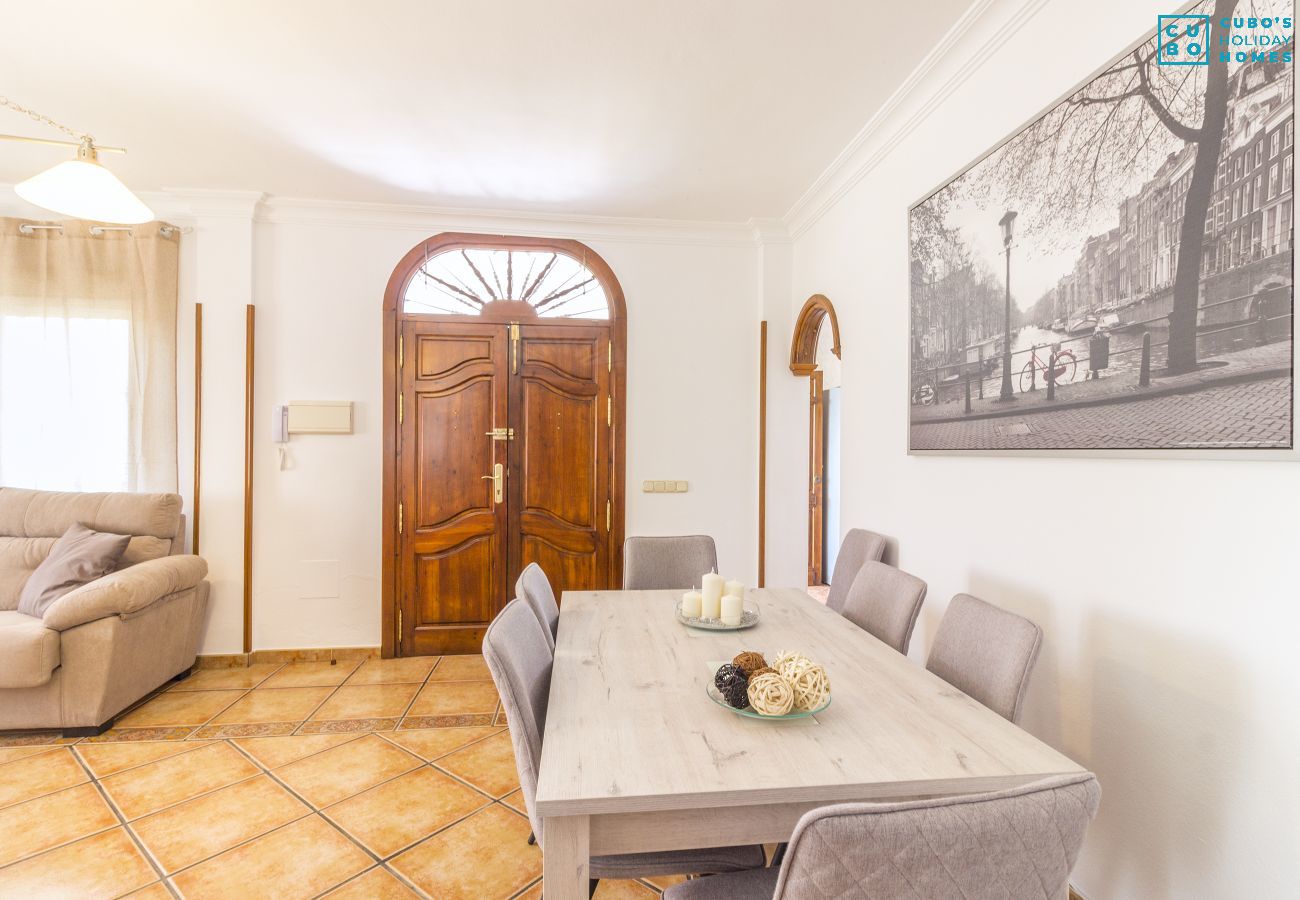 Salón comedor con chimenea de esta finca de lujo en Alhaurín el Grande