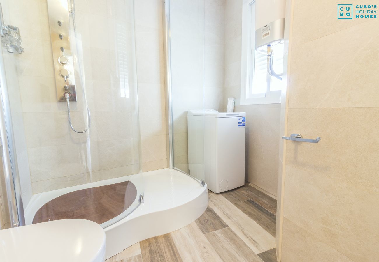 Baño de este apartamento en Alhaurín el Grande