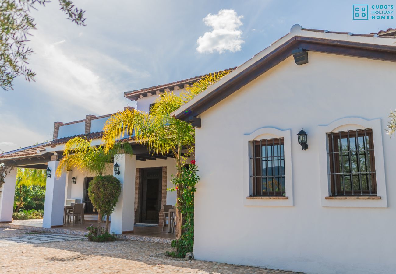 Fachada de esta villa en Alhaurín el Grande