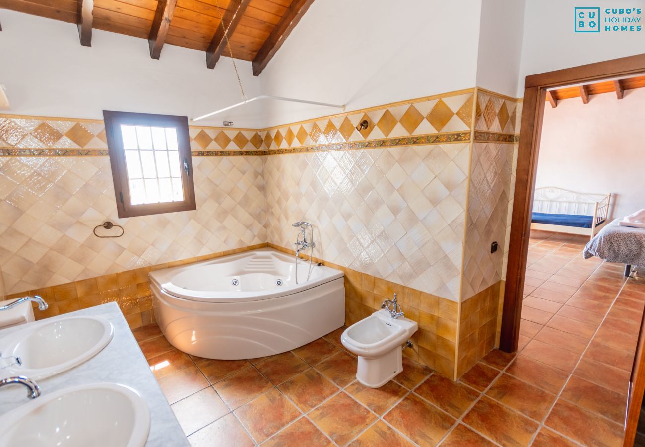 Baño con jacuzzi de esta villa en Alhaurín el Grande