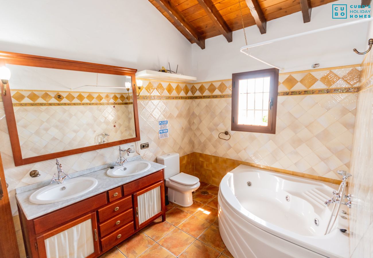 Baño con jacuzzi de esta villa en Alhaurín el Grande