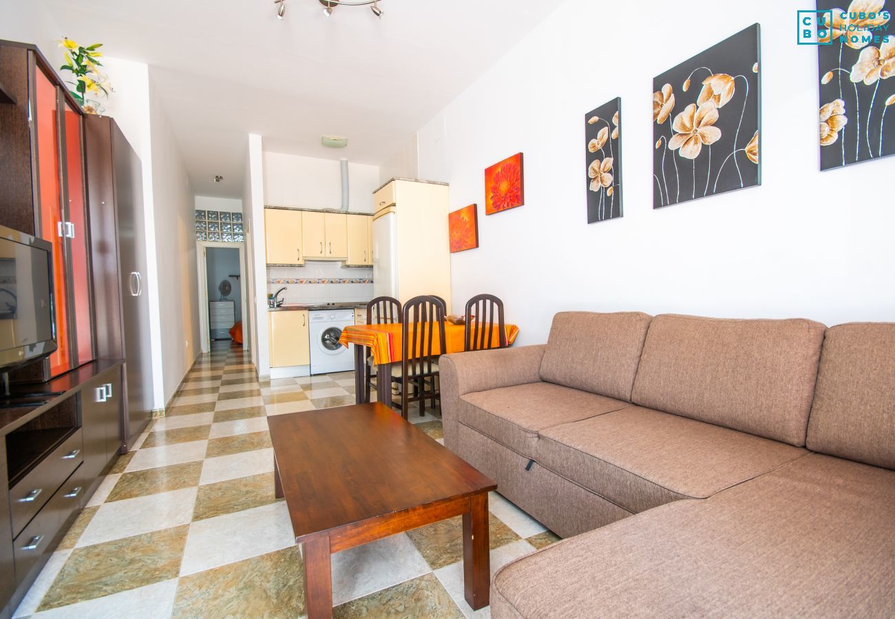 Salón comedor que tiene este apartamento en Fuengirola