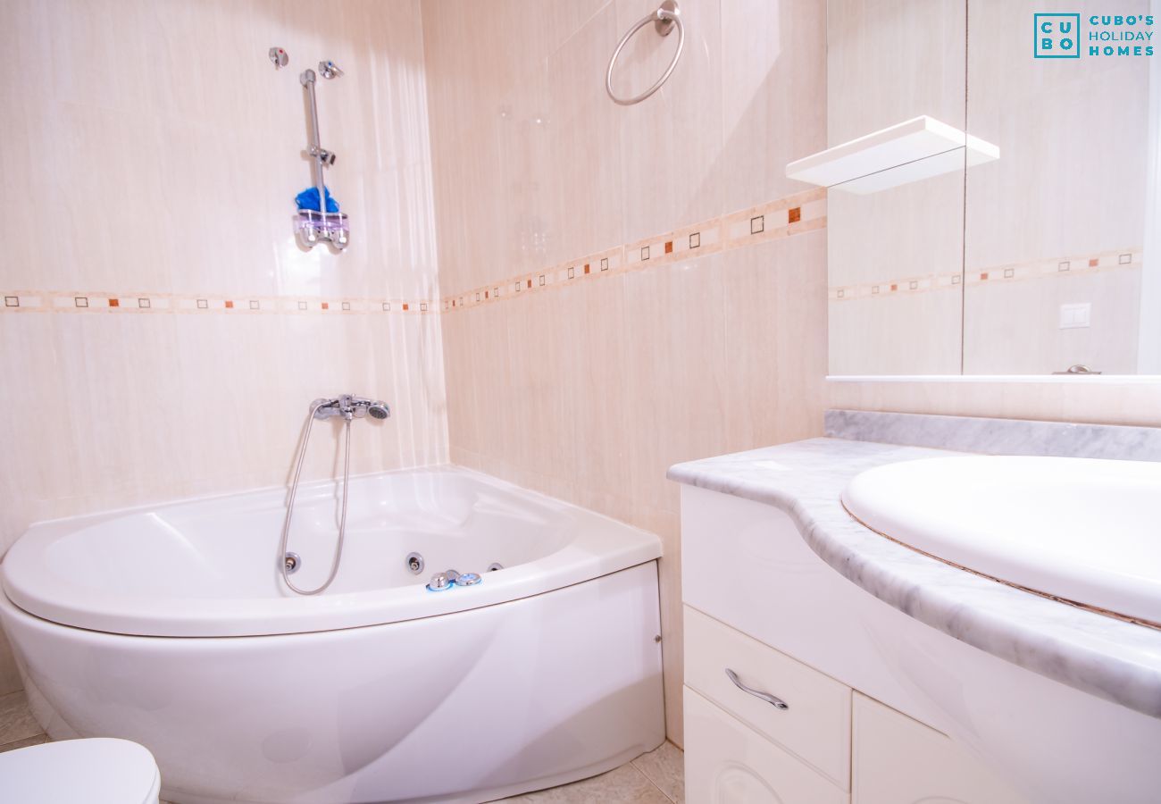 Baño que tiene este apartamento en Fuengirola