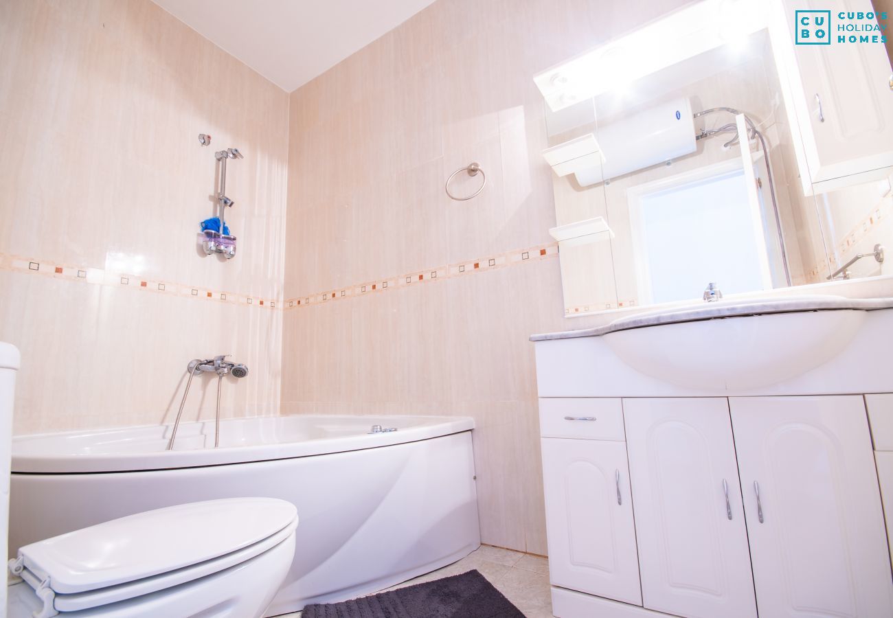 Disfruta de este baño que tiene este apartamento en Fuengirola